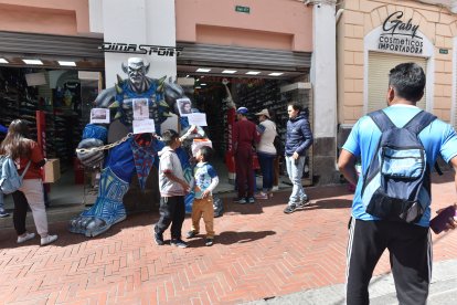 Los hijos de Edwin Sarchi quedaron sorprendidos y un poco asustados por el monigote que representaba al personaje de una serie animada.