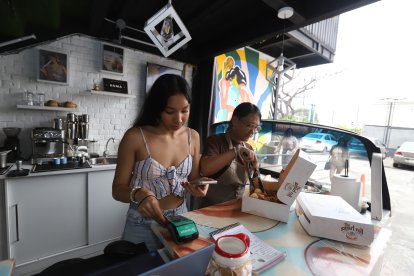 Paula Idrovo atareada con su emprendimiento, The Smart Roll.