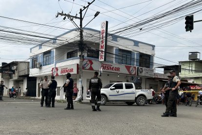 La Policía no pudo impedir que se lleven los cuerpos.