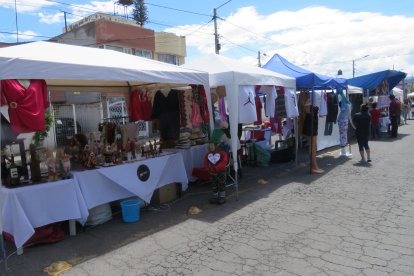 Un grupo de artesanos también forma parte del festival en Riobamba.