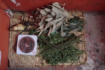 En la ceremonia se utilizan hierbas dulces y amargas.