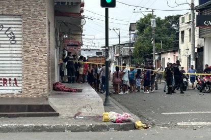 Uno de los cadáveres quedó tirado en el sitio de la masacre, en la ciudadela Primavera 1.