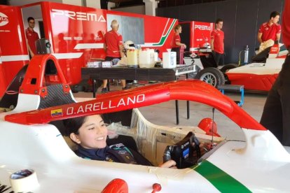 Doménika Arellano probando su vehículo de Fórmula 4.