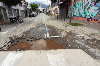 A una calle de la Plaza Foch se ha generado daños en una vía.