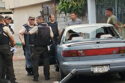 Los gendarmes se movilizaban en un vehículo, el cual quedó con orificios a causa de los disparos.