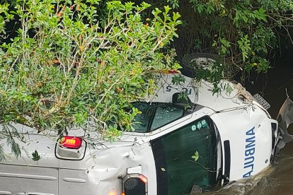 Cuatro personas que iban en el vehículo resultaron con heridas.