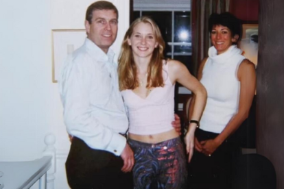 Duque de York junto a menor de 17 años, que acusó a Epsein de abuso sexual.