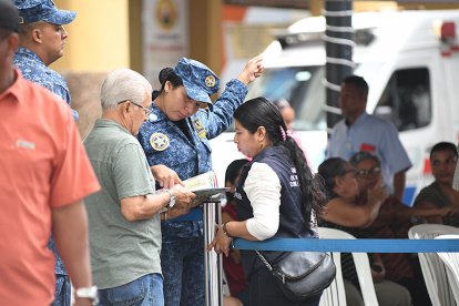 Agentes Metropolitanos ofrecen asistencia e información a quienes lo solicitan.