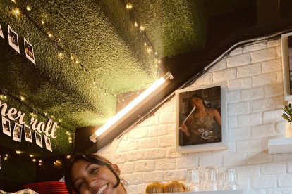 Paula Idrovo posando junto a su negocio, The Smart Roll.