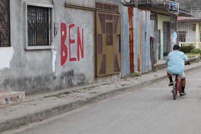 En las paredes de algunos sectores hay leyendas en alusión a bandas y sus líderes.