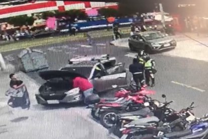 En esta imagen se observa a los agentes civiles de tránsito cuando se acercan al vehículo de Juan.