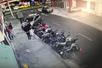 Aquí se observa a los otros dos sujetos que llegaron a la escena para decir que son dueños del vehículo en disputa.