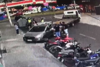 La wincha se estaciona para llevarse el automotor de Juan, el que hasta ahora no aparece.