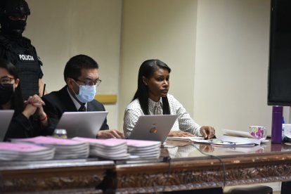 Diana Salazar acudió a la audiencia de vinculación con chaleco antibalas y durante la diligencia se lo quitó.