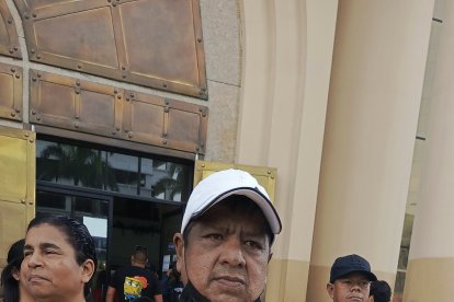 Un paciente mostró los insumos que debió costear de su bolsillo para poder recibir tratamiento.