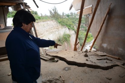 María Elena Chapi muestra lo que quedó del taller de carpintería de su esposo.