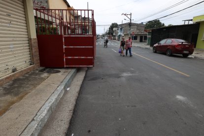 En el lugar donde fue baleada Ayme Solórzano Montecé quedó una mancha de sangre como evidencia.