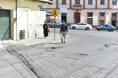 El resto de la calle también tiene baches y fisuras.