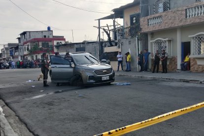 El vehículo quedó abandonado con varios impactos de bala.