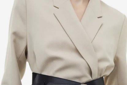 Las chicas altas. Los cinturones anchos o gruesos les hará lucir mejor. Este puede ser de diferentes texturas como cuero, tela o gamuza incluso el color, de ello dependerá si ensancha o acorta estatura.