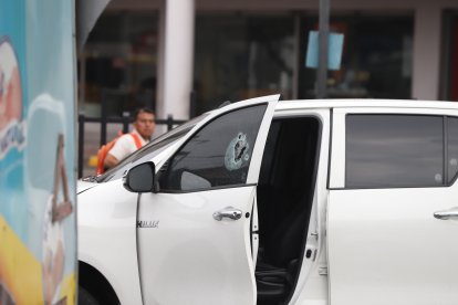 Los disparos fueron contra la ventana del conductor, logrando herir al agente policial.