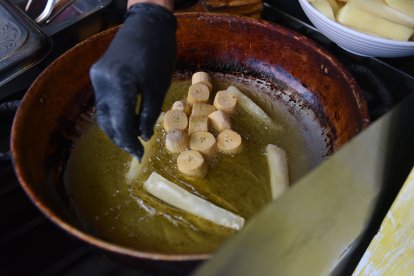 Para acompañar los platos, Guacho prepara porciones de patacones y yucas fritas.