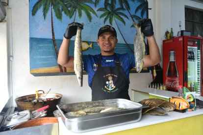 En ocasiones, Guacho realiza la pesca de su producto, porque es una actividad que aprendió en su niñez.