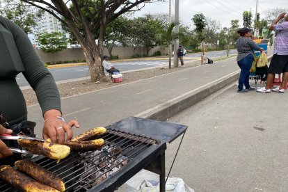 Verónica Baque, cocinando los maduros en la calzada.