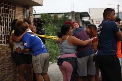 Los familiares de los asesinados fueron al sector luego de enterarse de la trágica noticia.