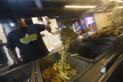 En Cococho Burger, al sur porteño, todos los platos tienen como base papas fritas.