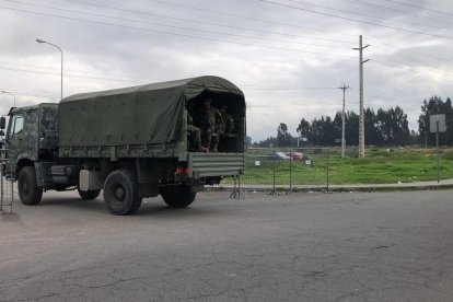 A las afueras de la prisión han llegado efectivos de la Policía y las Fuerzas Armadas.