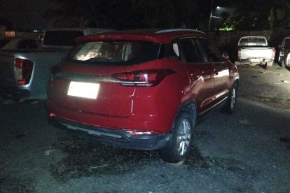 Uno de los carros decomisados en la intervención policial.