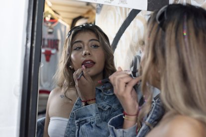 Suele realizar videos tutoriales de maquillaje, moda y cocina.