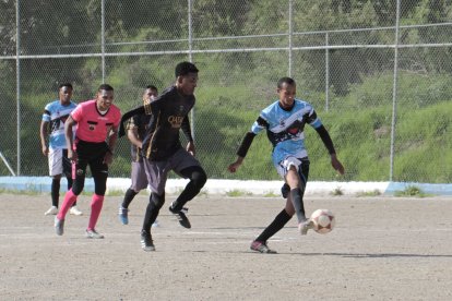 Alejandro Bolaños (c) fue uno de los puntos altos que tuvo Andrés en la disputa del título.
