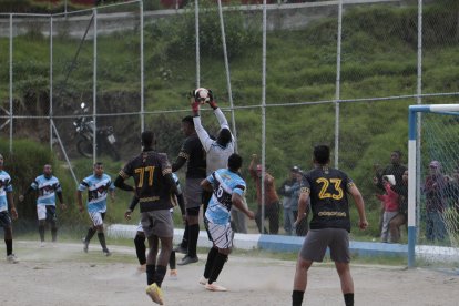 El arquero en acción en la gran final ante el equipo Andrés, en la liga de La Bota.