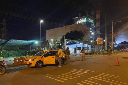 Los militares inspeccionan las calles y los barrios de Esmeraldas.