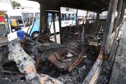 El bus quedó incinerado luego de haberles prendido fuego.
