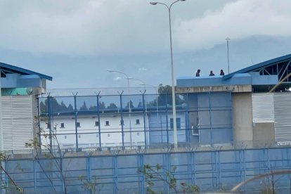 Los privados de libertad se subieron a los techos de los pabellones de la cárcel.