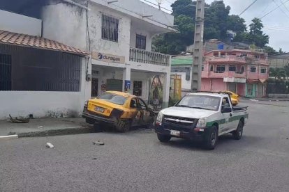 Autos explotaron en Esmeraldas.
