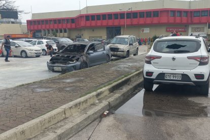 Dos vehículos fueron incinerados en el lugar por parte de los delincuentes.