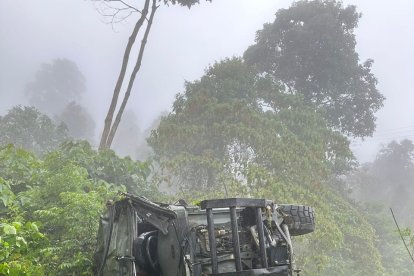 En este vehículo se movilizaban los militares que se accidentaron.
