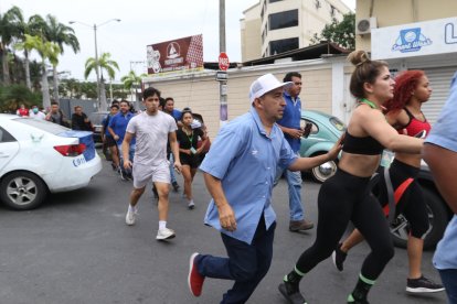 Trabajadores y talentos de pantalla salieron del lugar.