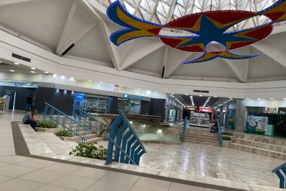 El local comercial afectado por la delincuencia mostraba escasa afluencia y la mayoría de locales cerrados.