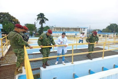 Agentes del Ejército vigilan la Planta de Agua.