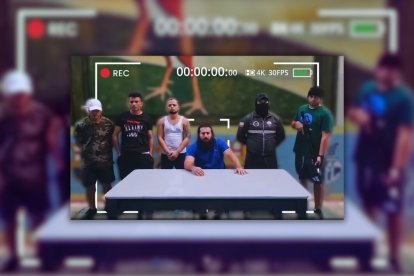 En prisión, José Adolfo Macías Villamar, alias Fito, demostraba tener el poder. Incluso grababa comunicados. En este, junto a un agente de Inteligencia.