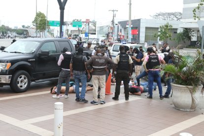Agentes de varias unidades de la Policía Nacional participaron del operativo de rescate y detención.