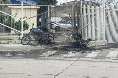 Estas dos motocicletas fueron quemadas por los delincuentes.