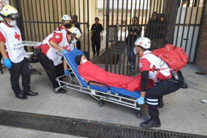 La mujer fue trasladada a un hospital.