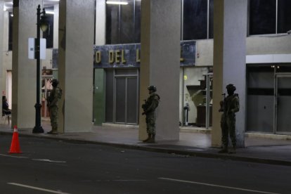 Militares fuera del edificio en que viven familiares del presidente Noboa.