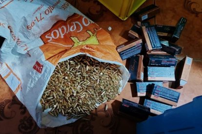 En el lugar encontraron una gran cantidad de municiones de distintos calibres.